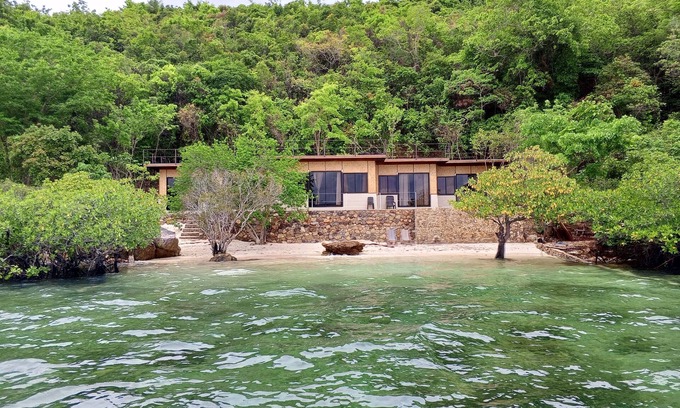 Coron House | 4 Bedroom Beach House with Pool