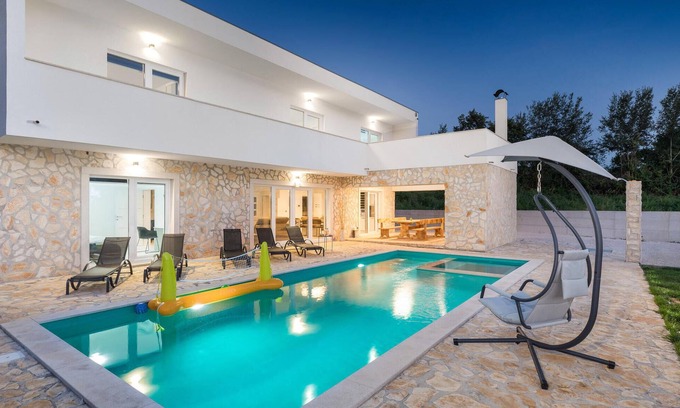 Jursici House | 4 bedroom beautiful home in Jursici