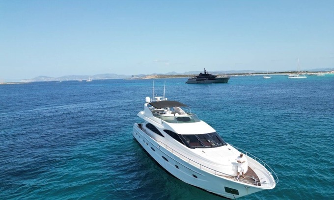 Monte Carlo City Centre Boat Rental | 4-bedroom boat in wonderful Monaco with Jacuzzi