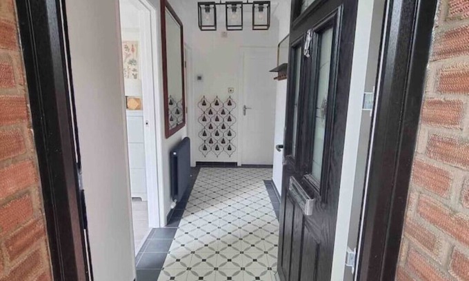Cambridge House | 4 Bedroom Bungalow Walking Distance to City Center