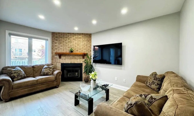 Ajax House | 4 Bedroom Calm and Cozy Family Home