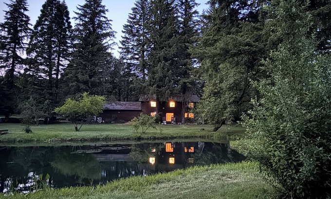 Amboy House | 4-Bedroom Chateau – Luxurious Retreat with Pond, Creek, and Modern Amenities