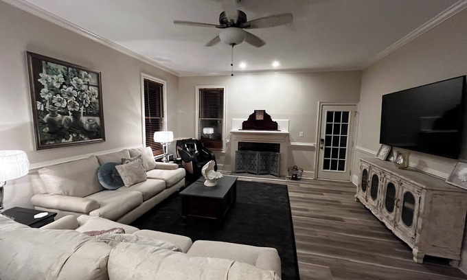 Cleveland House | 4-bedroom estate Downtown Cleveland WiFi, Pool, massage chair Kitchn Holidays