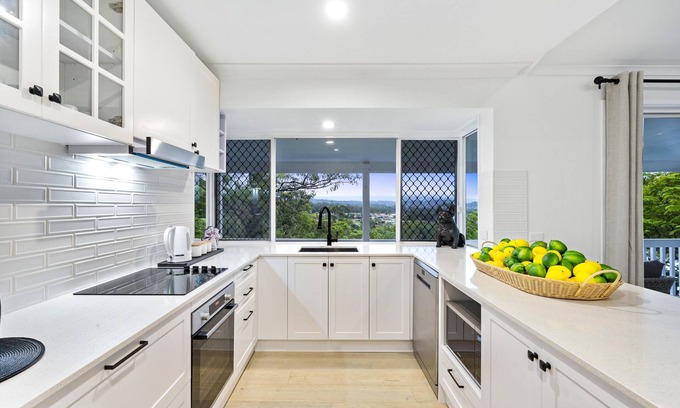 Parkwood House | 4 bedroom Family Retreat - Q Stay