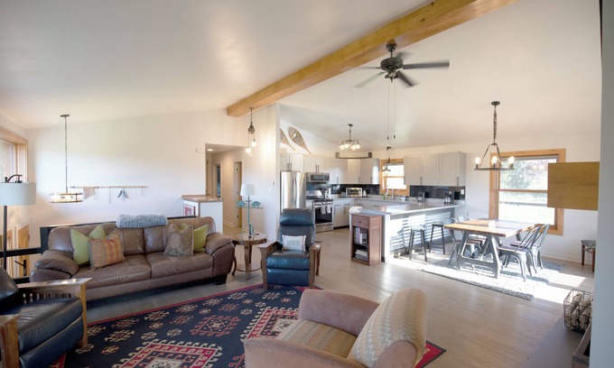 Carbondale House | 4-bedroom get away with large kitchen, patio and backyard