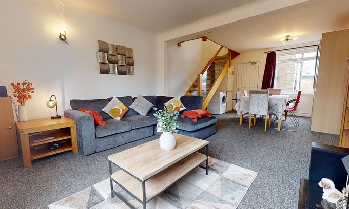 Milton House | 4 Bedroom Home - Sleeps 10 - Free Parking