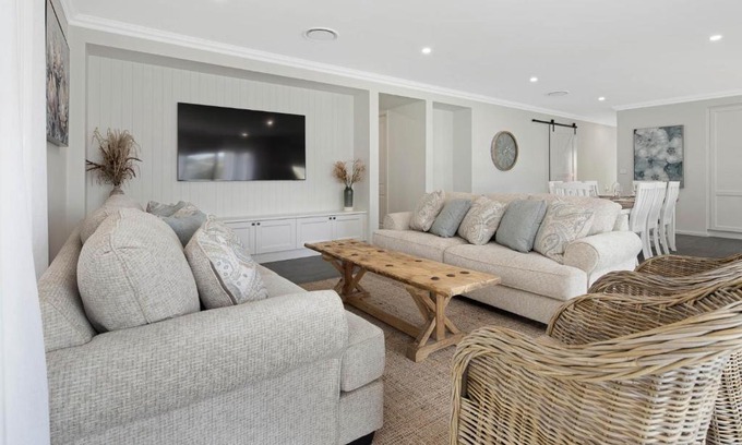 Sunshine Bay House | 4 bedroom home with theatre room, close to CBD and beaches.