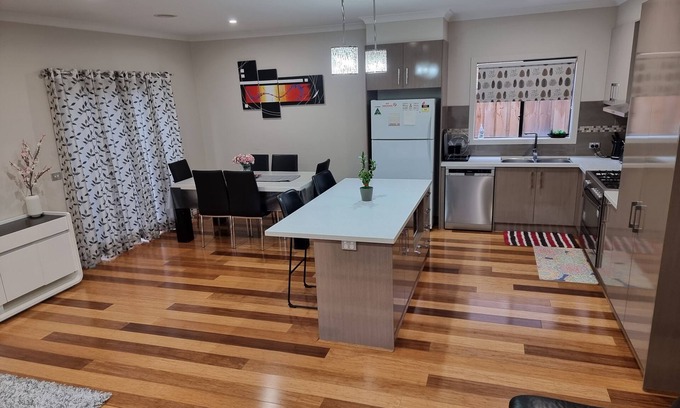 Lynbrook House | 4 Bedroom House Close to Mornington Peninsula