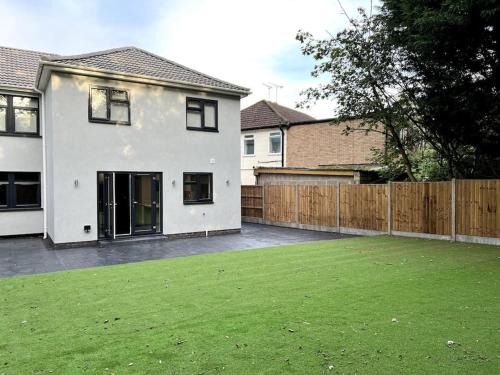 Brownhill House | 4 Bedroom House Coventry Sleep 7 with 3 Parking Spaces