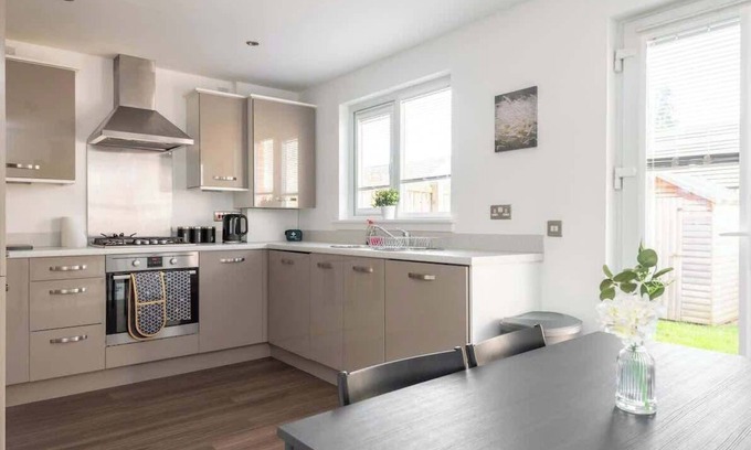 Longcroft House | 4 Bedroom House - Free Parking