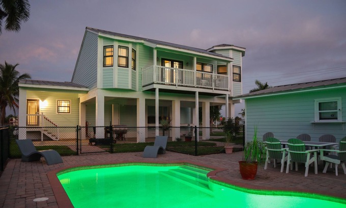 Everglades City House | 4-bedroom house with pool steps from the dock!