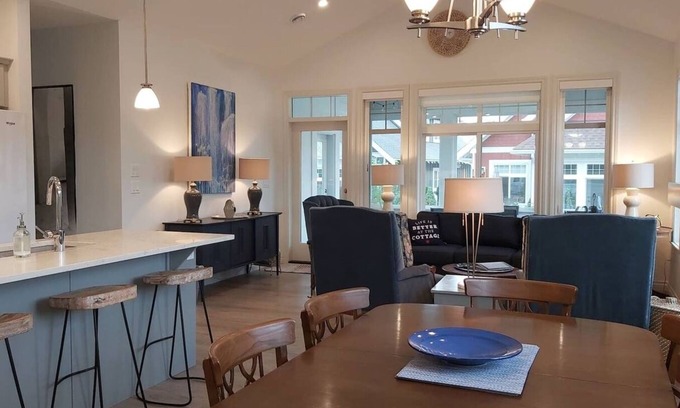 Okanagan-Similkameen House | 4 bedroom house walking distance to pools