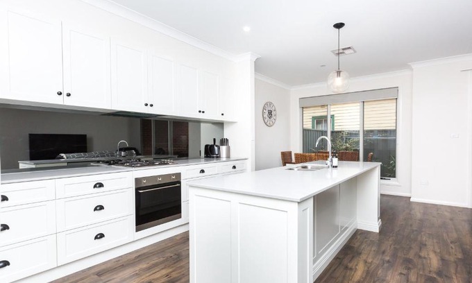 Wagga Wagga House | 4 Bedroom Inner City Townhouse - SLEEPS 9 !