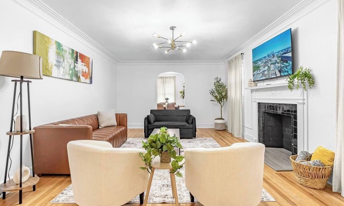 Mountain Island House | 4 Bedroom King bed 7 Min to Uptown 10Min to Airport