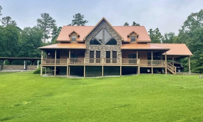Coffeeville House | 4-bedroom Lakehouse literally a minute to Grenada Lake Salt Water Pool Beautiful