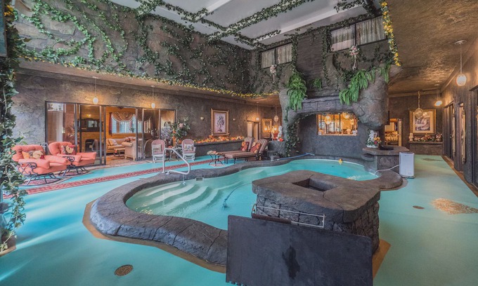 Homosassa House | 4 Bedroom Luxurious House w/ Heated Indoor Pool