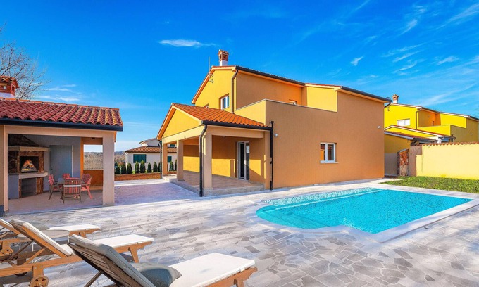 Topid House | 4 bedroom nice home in Topid