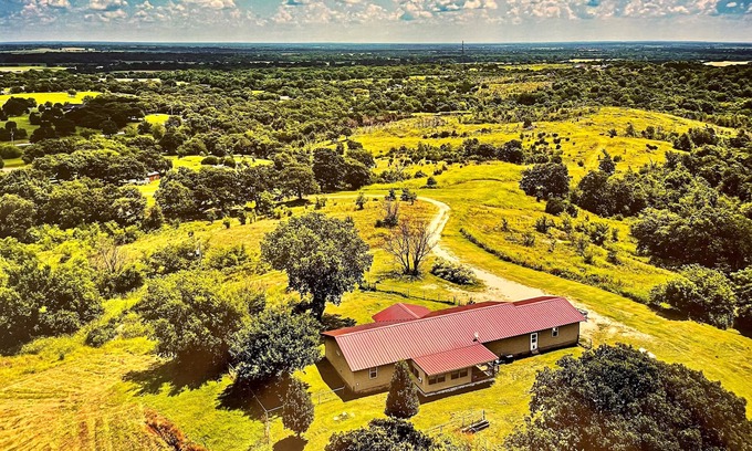 Davis House | 4 Bedroom on 15 Acres Near Crossbar Off Road Park & Turner Falls