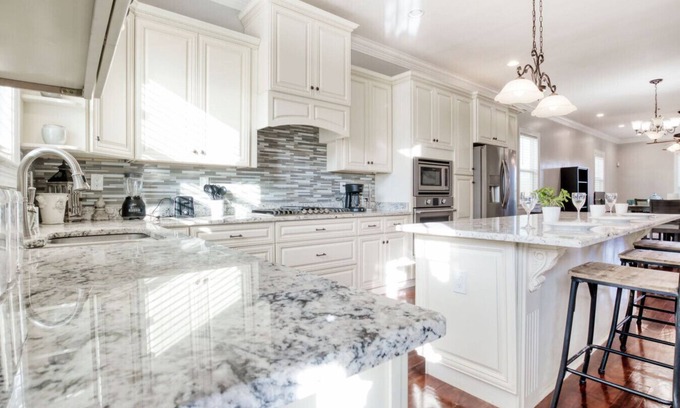 West End House | 4 bedroom spacious home near Lakefront