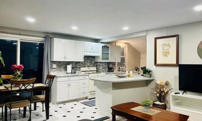 Teaneck House | 4-bedroom vacation home just 20 mins to NYS times Square.