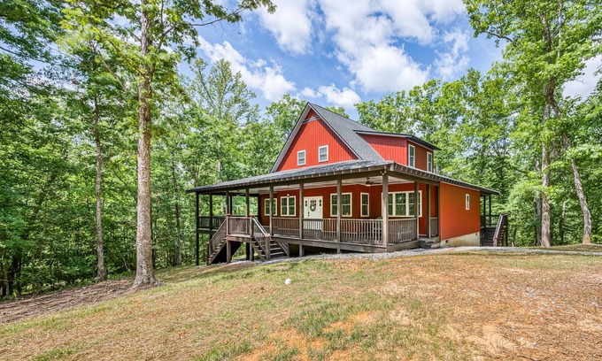 Lanexa House | 4-bedroom waterfront homestead near Williamsburg with WiFi, AC. Book now