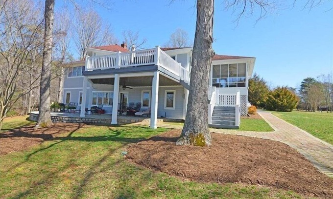 Huddleston House | 4 Bedrooms, 1 Flex Room, 2½ Bathrooms! Flat Lot & SANDY BEACH! Pet Friendly! Come Visit "Pearl's P