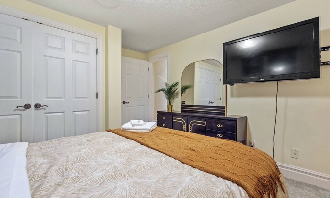 Southwest Calgary House | 4 BEDROOMS/COLD KITCHEN/FULL WALK OUT ACCESS TO FISH-CREEK PARK/SLEEPS 14 PEOPLE