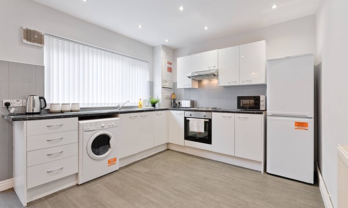 Landore House | 4 Bedrooms, Smart Tv's in all rooms, Dining for 6