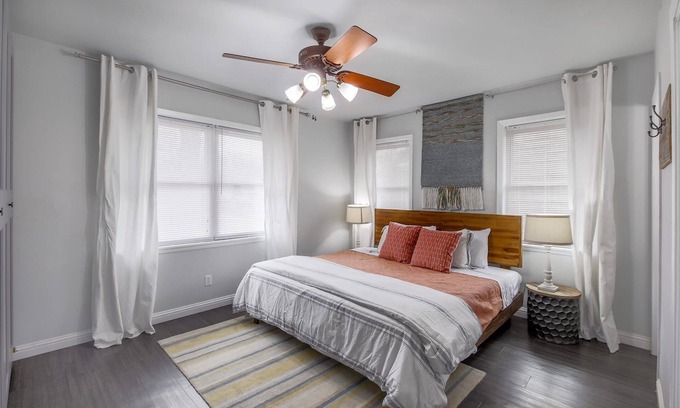 Austin House | 4 beds, Large Yard fenced, Pets welcome. Minutes to coffee shops, music and more