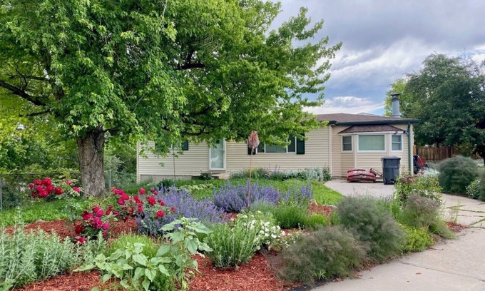 East Old Golden Rd House | 4 Beds, Mountain View, great parks, gateway to the Rockies, washer and dryer