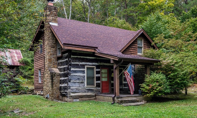 Gnaw Bone Cabin | 4 BR, 2 BA Log Cabin, charming mix of old and new, close to village of Story
