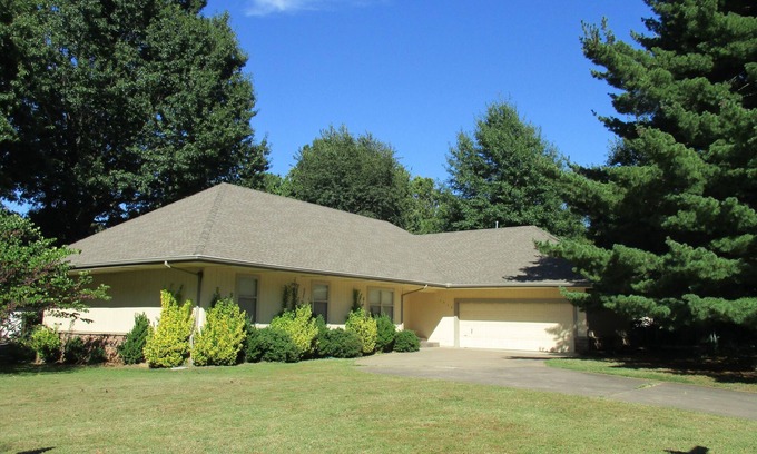 Fayetteville House | 4 br 3 full baths, 2100sf. Great for wedding/large groups. No cleaning fee.