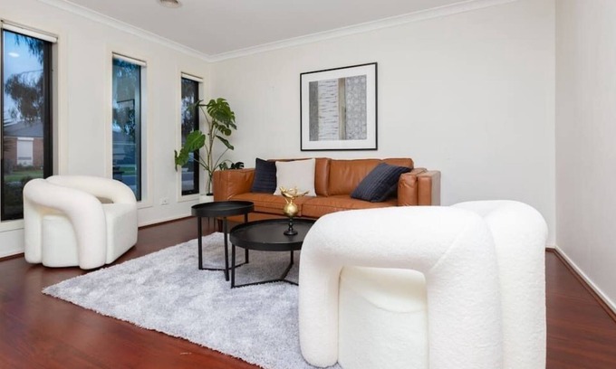 Truganina House | 4 BR cozy house in Truganina