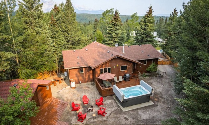 Jasper East House | 4 Br Mountain Chalet | PRIVATE Pool/Hot Tub |2-min DRIVE to Jasper National Park