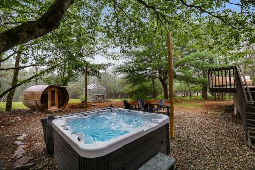 Tunkhannock Township House | 4 Br Mtn Cabin Sauna Hot Tub Fire Pit Putt Putt