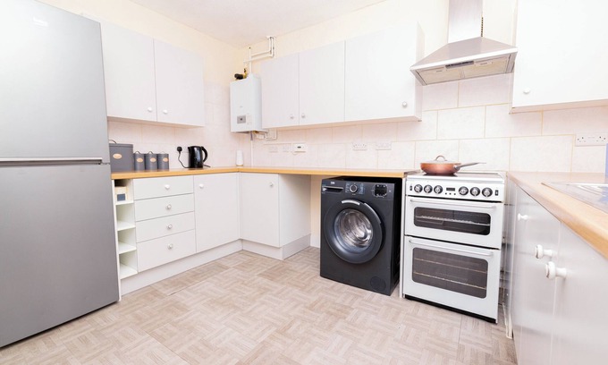 Wellingborough House | 4 Guests - Free Parking - Near Attractions