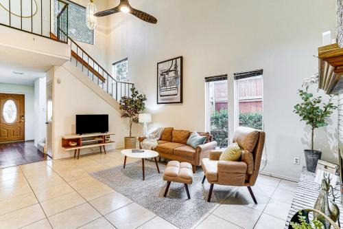 West Arlington House | 4 Mi to ATandT Stadium Townhome in Fort Worth