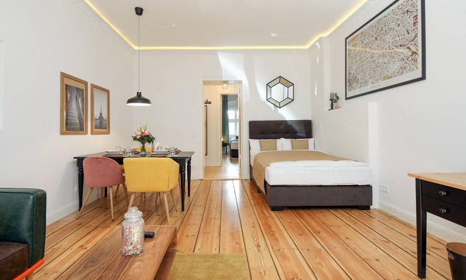 West Berlin Centre Apartment | 4 person old building apartment near Kurfürstendamm