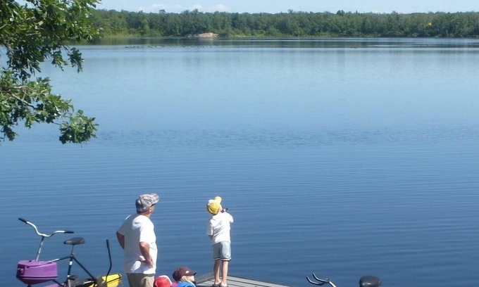 New Bothwell Cottage | 4 Season Lakefront Cabin For Rent - Saint Malo