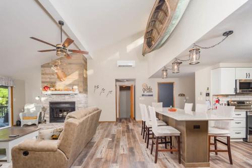 Waupaca House | 4 Seasons Lakehouse Luxury