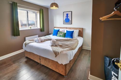 Tamworth House | 4 Spacious Bedrooms, En-Suites, Private Driveway, Tamworth Accommodation for Contractors and Families