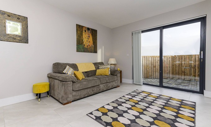Ormeau House | 4 Star Spacious Luxury. Free Parking and superfast WIFI. Close to city.