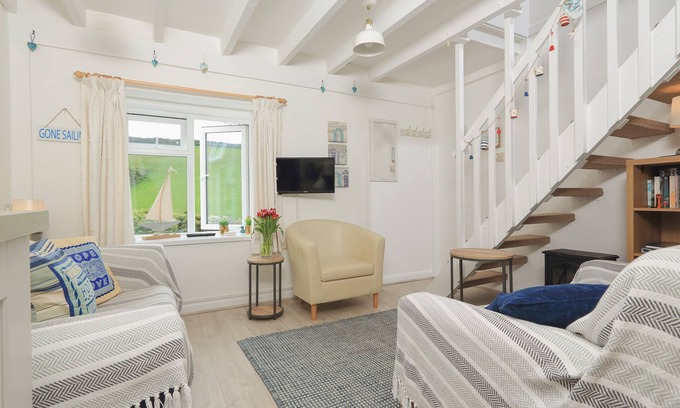 Hope-Cove Cottage | 4 THORNLEA MEWS, pet friendly, country holiday cottage in Hope Cove