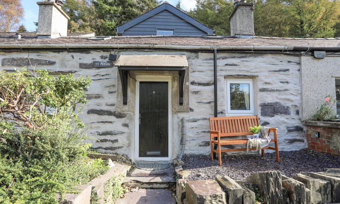 Bethesda Cottage | 4 TY PERSON, family friendly, country holiday cottage in Bethesda