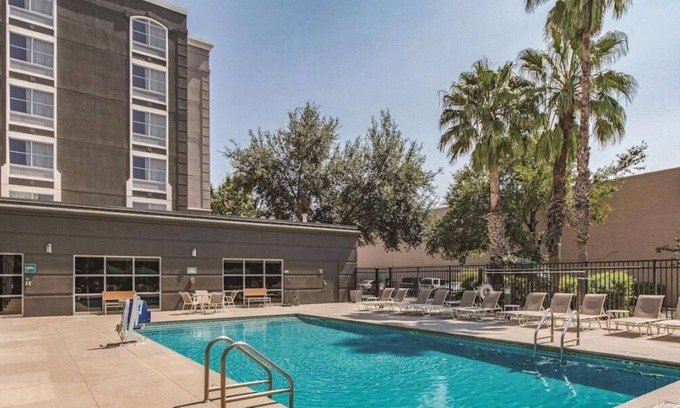 Arsenal House | 4 Units Close to Centro de Artes Gallery! FREE Parking, Pool, FREE Breakfast!