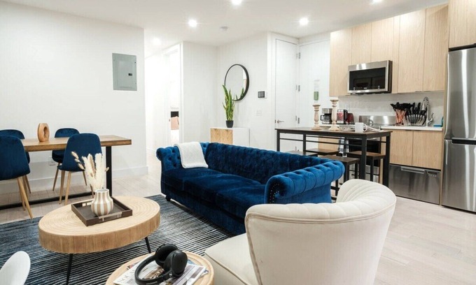 Ukrainian Village Apartment | 401-1 3BR/2Baths with Private Outdoors E.Village