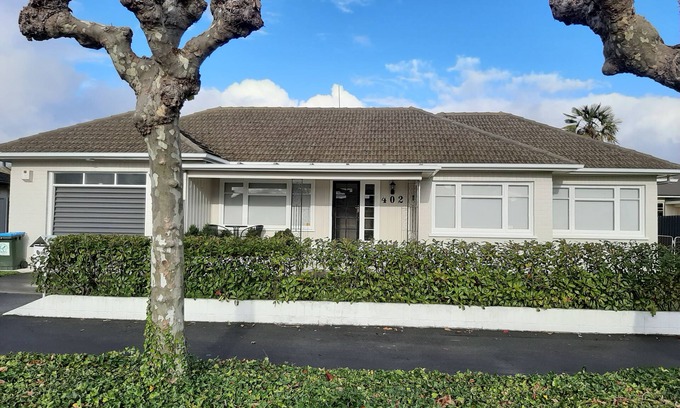 Hastings House | 402 Market Street South