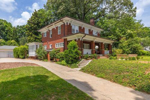 Old Irving Park House | 409 m² House ∙ 4 bedrooms ∙ 8 guests