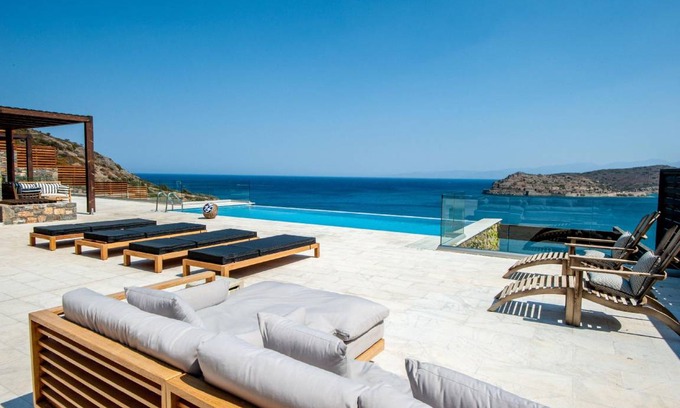 Plaka House | 412 m² House ∙ 6 bedrooms ∙ 12 guests