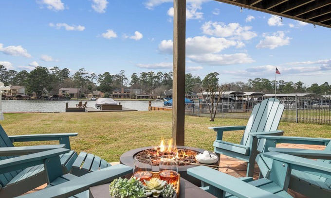 Walden on Lake Conroe House | 42.5+ Lake House — Dock, Swim, Fish, Lake Mat, Kayak, Light-Block. Drapes, King